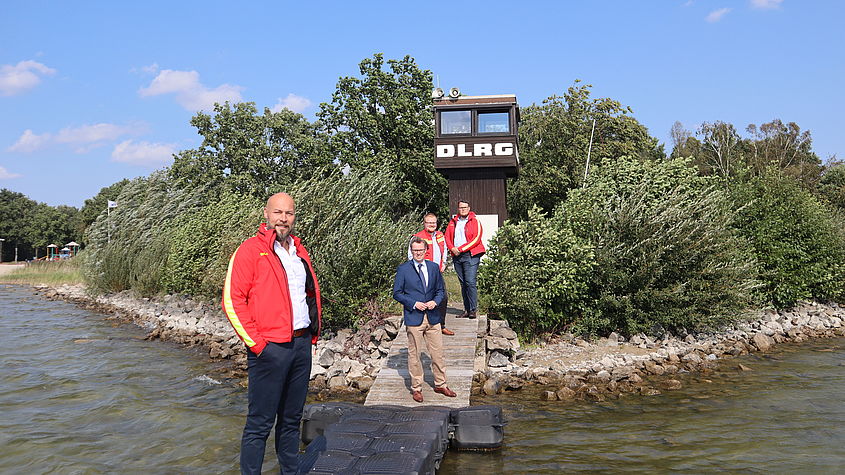 Die Mitglieder der DLRG Ortsgruppe Hankensbüttel-Wittingen Heinz Stute (v.l.), Henning Evers und Tobias Tretschok und zeigten Landrat Dr. Andreas Ebel unter anderem den Wachturm der DLRG. 
